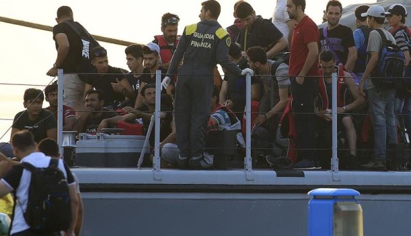 Migranti: fermati otto extracomunitari, ritenuti gli scafisti del barcone con 49 morti