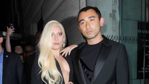 Tutti i flash su Lady Gaga: alla New York Fashion Week scollatura vertiginosa da togliere il fiato