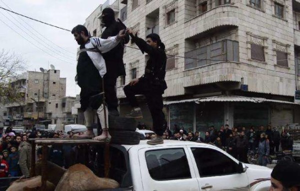 Orrore Isis, uomo decapitato e crocifisso in pubblico. Era accusato di "rubare musulmani"