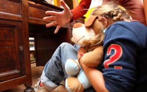 Catania, abusava delle nipoti di 4 e 7 anni: arrestato 60enne