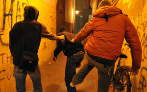 Roma, 15enne trova portafogli e tenta di restituirlo: pestato e rapinato dal branco