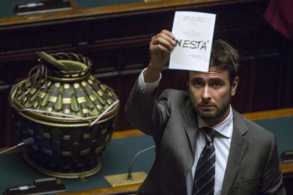 Di Battista sul servizio 'scontrini di Renzi' non mandato in onda da Le Iene: "Patto Pd-FI"