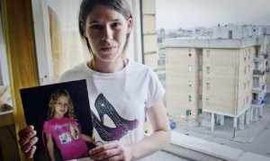 Napoli: abusi su una bimba di tre anni, pedofili frequentavano il palazzo della piccola