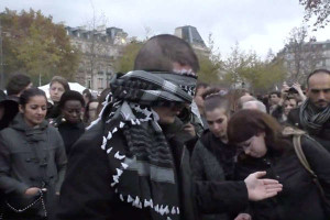 Musulmano si benda a Parigi: "Abbracciatemi". Ecco la reazione della gente 