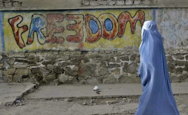 Afghanistan, 20enne fugge con l'amante: lapidata dai talebani. Video diffuso sui social