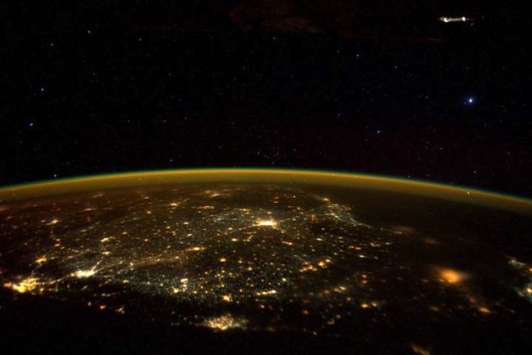 Astronauta dell'ISS twitta una foto che fa il giro del mondo al grido "C'è un Ufo" [foto]