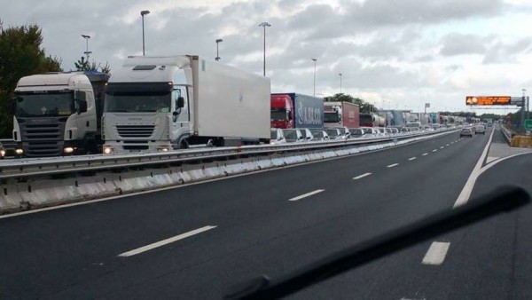 Lecce, drogato lascia l'auto ferma in autostrada e provoca incidente per divertimento