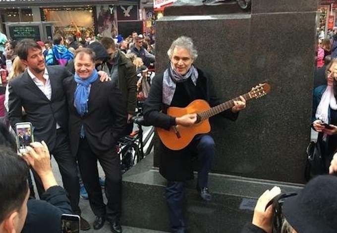 Andrea Bocelli, concerto a sorpresa in strada a New York: ricavato in beneficenza ai senzatetto