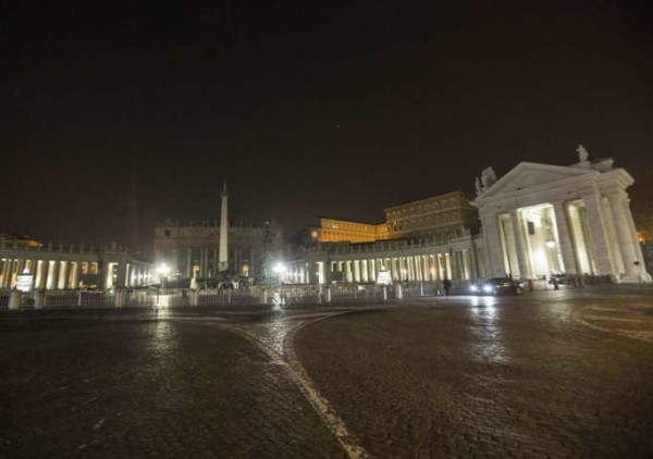 Roma, al buio la cupola di San Pietro: paura e allerta, ma sono prove tecniche per il Giubileo
