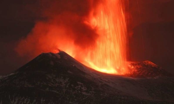 Etna, nuova eruzione: Sicilia e Calabria annerite dalle ceneri [foto|video]