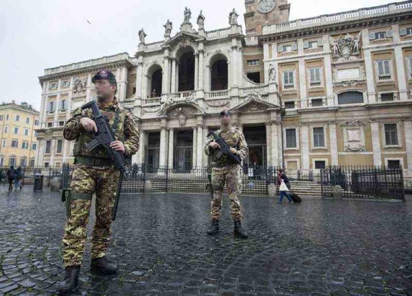 Roma: due stranieri al grido di "Allah è grande" aggrediscono una pattuglia di militari