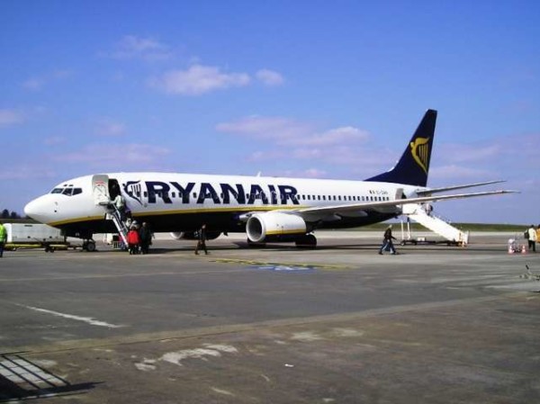 Ryanair, ustionato dall'hostess con tè bollente: 33enne risarcito con 40mila euro
