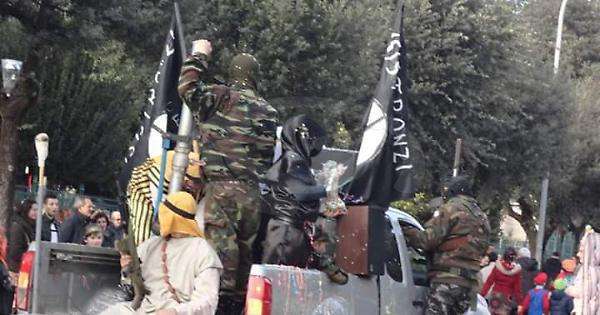 Isis: in Italia a Tuscania spunta per il Carnevale il "carro jihadista", è polemica
