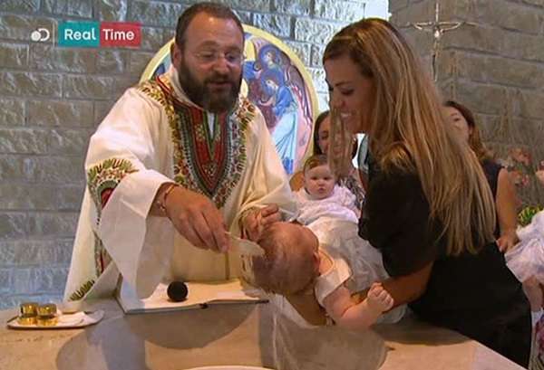 Roma, parroco battezza tre gemelline di una coppia gay: "La Chiesa non abbia paura"