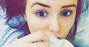 Gran Bretagna, la ragazza che sanguina dagli occhi: è mistero per i medici