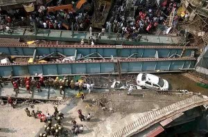 India: crolla un cavalcavia, circa 150 le persone coinvolte. Ancora incerto il bilancio dei morti