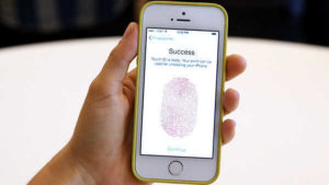 Apple, rivoluzione password: presto sostituite dalle impronte digitali