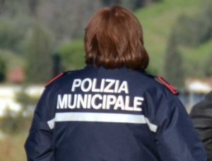 Roma, vigilessa arrestata per abuso d'ufficio: cancellava multe di amici e parenti