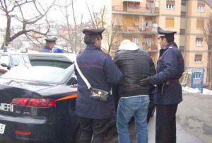 Milano, compivano furti con auto mascherate da volanti: arrestati 7 nomadi