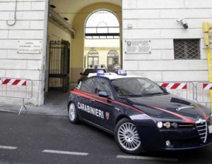 Reggio Emilia, picchia più volte i genitori e i nonni per la droga: 22enne arrestato