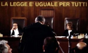 Lecce, si innamora di un prete e lo tormenta: denunciata per stalking finisce in tribunale