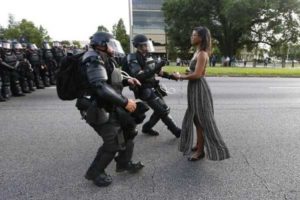 Usa, proteste afro: madre 28enne disarmata combatte la polizia a braccia incrociate