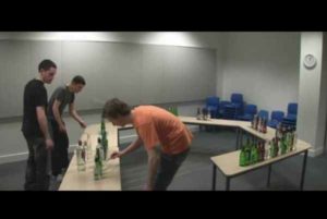 Suonano la Ciarda con 146 bottiglie: incredibile video realizzato da tre ragazzi irlandesi