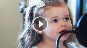Claire Ryann, a 4 anni canta la canzone di Toy Story: milioni di visualizzazioni 