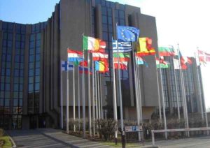 Corte Ue: "Se andate all'estero con i contanti dichiarate le somme superiori ai 10 mila euro"